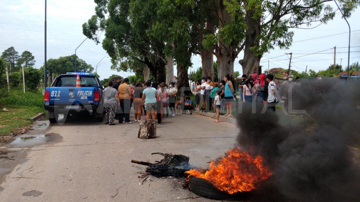 La policía llegó y mantuvo un diálogo con los vecinos