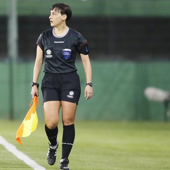 Daiana Milone es la quinta árbitra en Colón vs Racing.