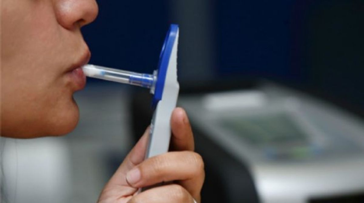 Dos proyectos que comparten la intención de incorporar controles antidrogas en el Estado provincial, presentan, a su vez, diferencias sustanciales respecto de su alcance, fundamentos y consecuencias para quienes arrojen resultados positivos. Dos proyectos que comparten la intención de incorporar controles antidrogas en el Estado provincial, presentan, a su vez, diferencias sustanciales respecto de su alcance, fundamentos y consecuencias para quienes arrojen resultados positivos.