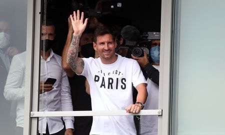 Lionel Messi arribó a París, donde en las próximas horas se convertirá en jugador del PSG. Lionel Messi arribó a París, donde en las próximas horas se convertirá en jugador del PSG.