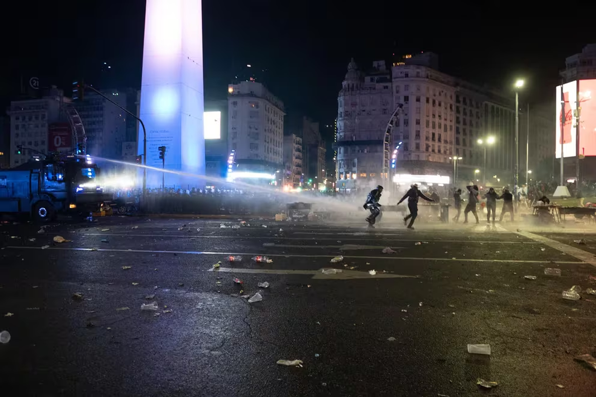 El saldo fue de al menos 17 personas heridas. El saldo fue de al menos 17 personas heridas.