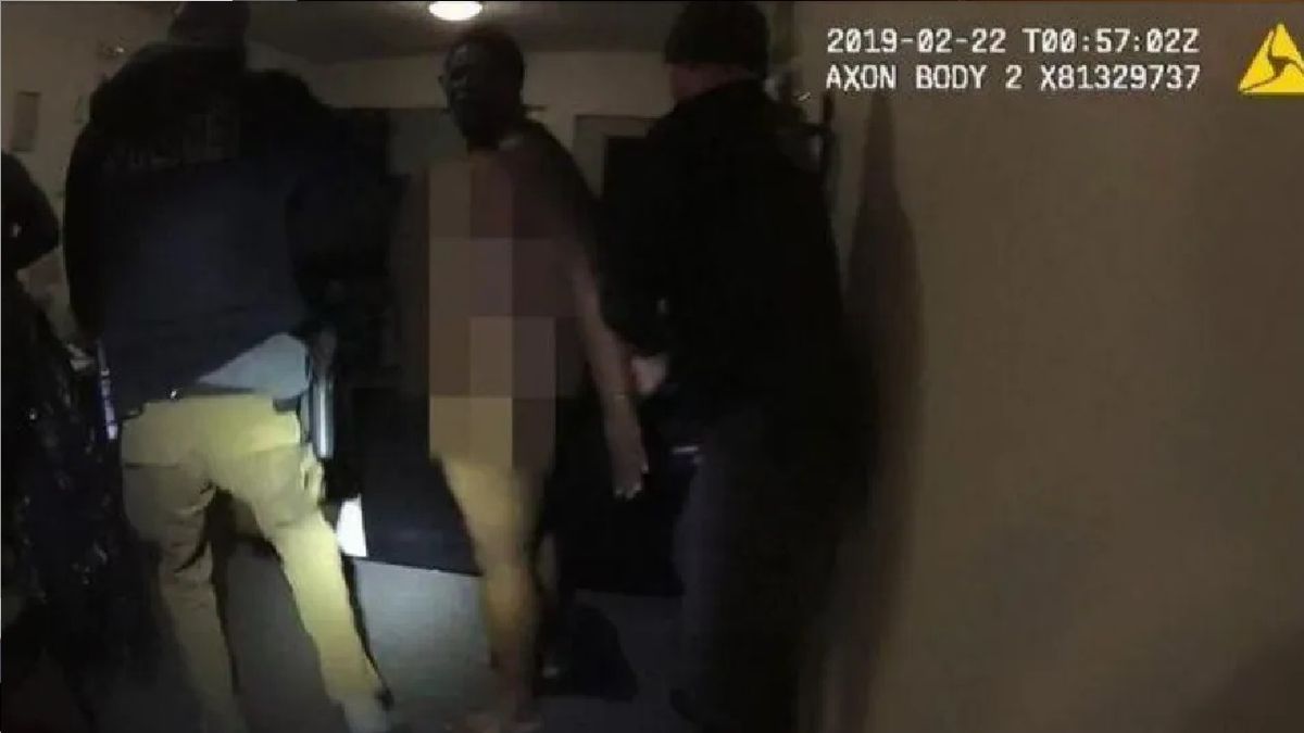 Policías entran por error a una casa y arrestan a una mujer desnuda