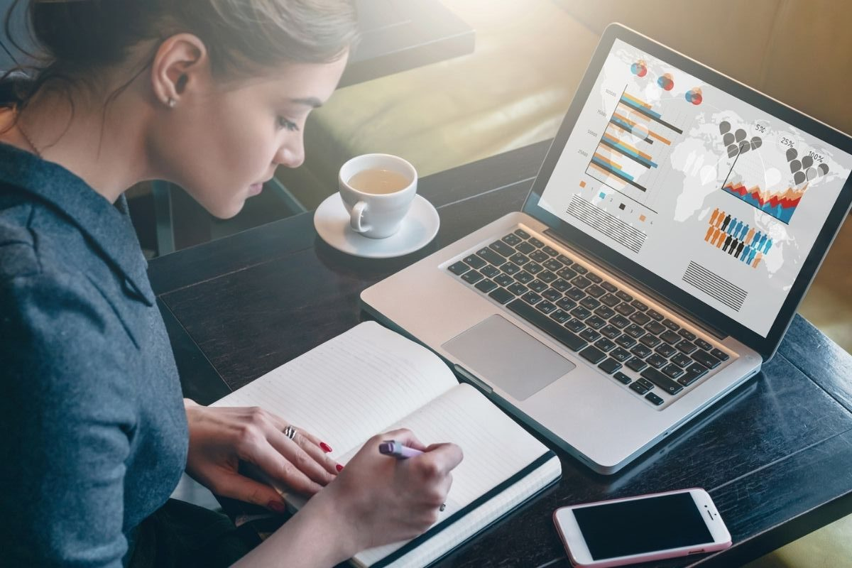 Las carreras que se pueden estudiar a distancia y permiten viajar por el mundo Las carreras que se pueden estudiar a distancia y permiten viajar por el mundo