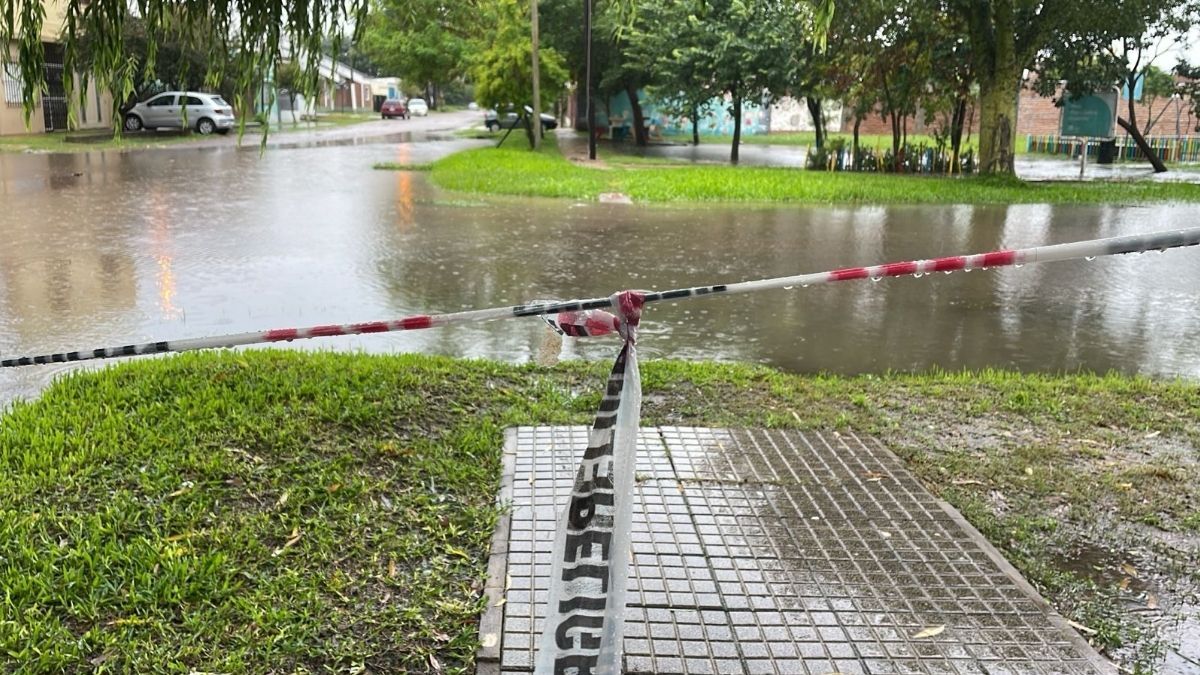 Los vecinos de Altos del Valle cortaron calle Los Aromos por la cantidad de agua en la calzada. Los vecinos de Altos del Valle cortaron calle Los Aromos por la cantidad de agua en la calzada.