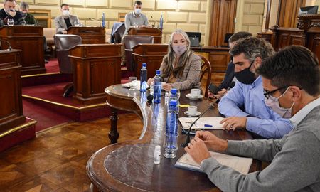 En la reunión entre el director de la EPE y los senadores se dialogó sobre diferentes asuntos relacionados al organismo en cuestión. En la reunión entre el director de la EPE y los senadores se dialogó sobre diferentes asuntos relacionados al organismo en cuestión.
