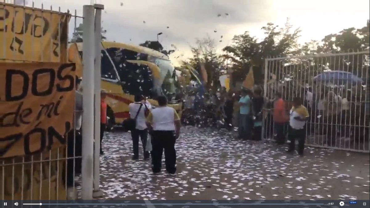 Emocionante recibimiento para Dorados y Maradona en la previa de la finalBielsa pagó de su bolsillo la multa de 200 mil libras por espiar a los rivales