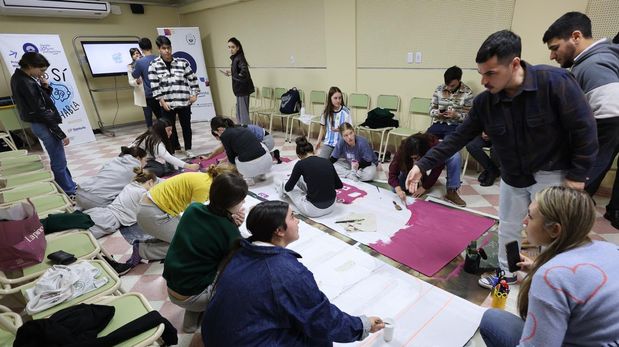 En el marco de la edición 2026 de “De esto sí se habla” sobre Salud Mental Adolescente, estudiantes de seis escuelas secundarias de la ciudad participan de la creación de murales colectivos con la Secretaría de Cultura y Medios de la Universidad Nacional del Litoral (UNL).&nbsp;