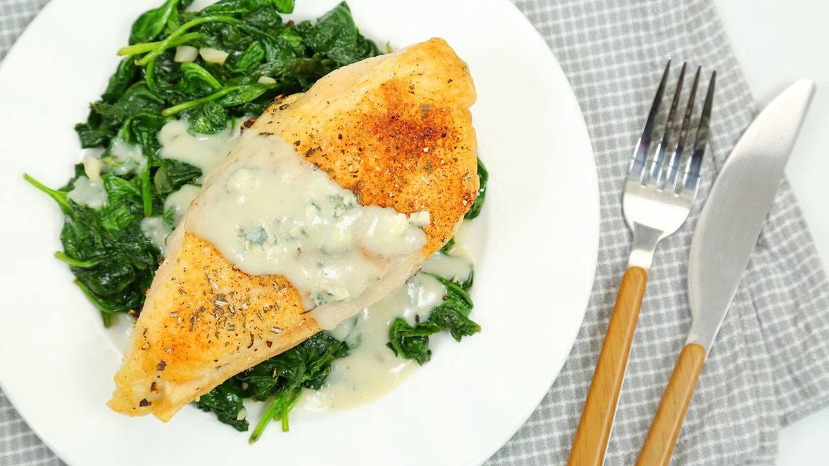 El pollo al roquefort es un plato delicioso que puede hacerse con pocos ingredientes y en solo 4 pasos. El pollo al roquefort es un plato delicioso que puede hacerse con pocos ingredientes y en solo 4 pasos.