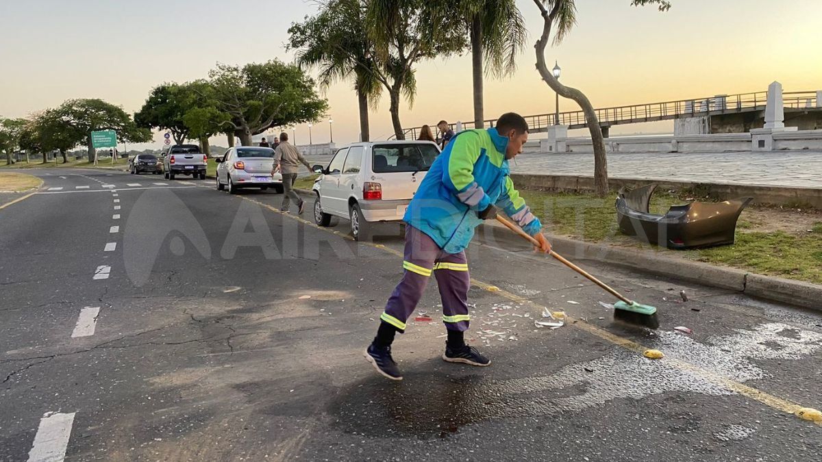 Momentáneamente estuvo interrumpida la calzada mientras se procedía a la limpieza del pavimento Momentáneamente estuvo interrumpida la calzada mientras se procedía a la limpieza del pavimento