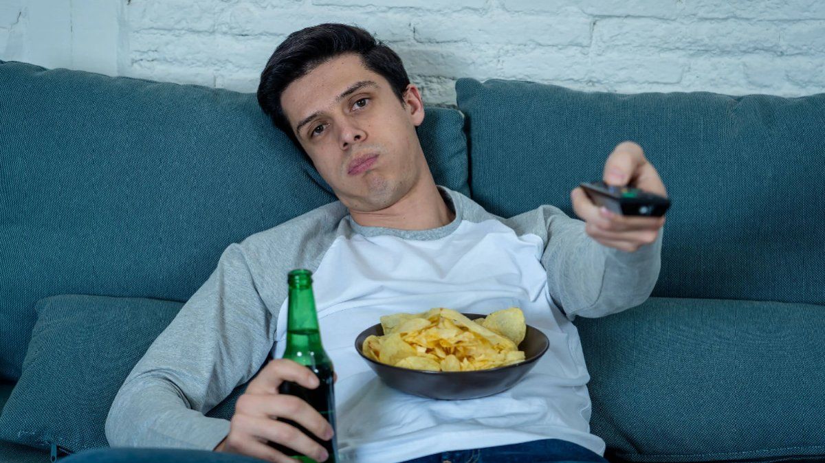 Permanecer más de seis horas al día sin moverse, se considera un estilo de vida sedentario.