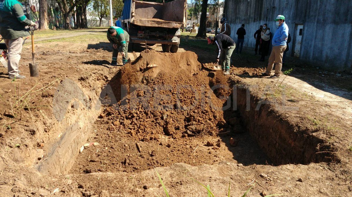 La pileta fue tapada por personal municipal.