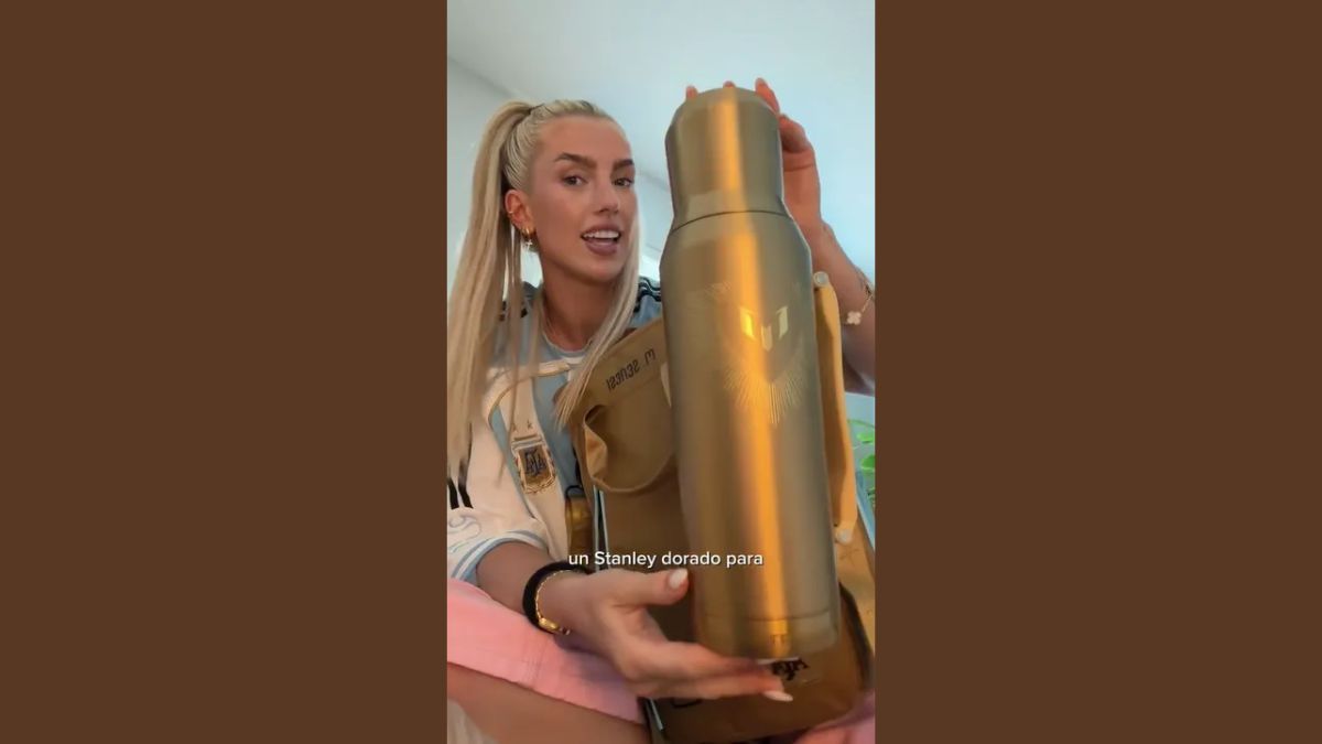 Kelci Rose, la novia del defensor Marcos Senesi, mostró el obsequio personalizado que Lionel Messi les entregó a todos los jugadores. Kelci Rose, la novia del defensor Marcos Senesi, mostró el obsequio personalizado que Lionel Messi les entregó a todos los jugadores.