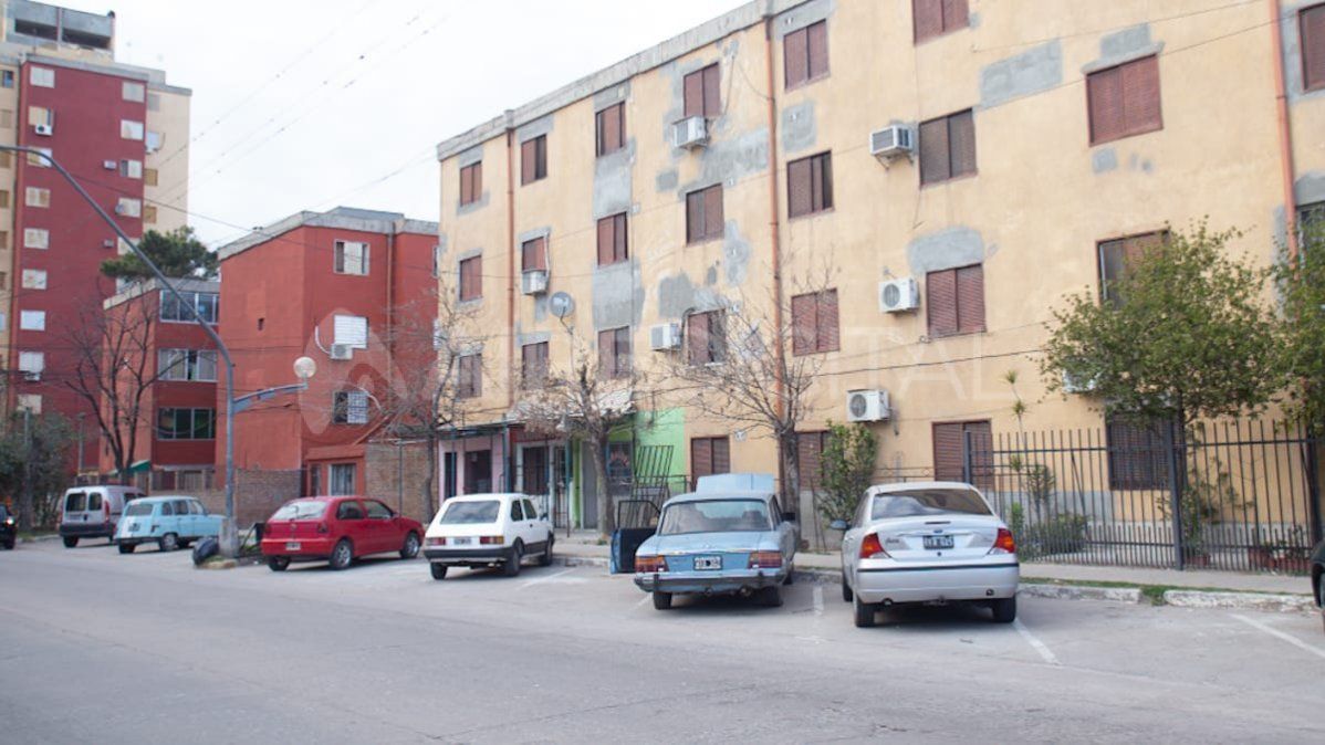 Un ladrón robó elementos del interior de autos estacionados en Las Flores II