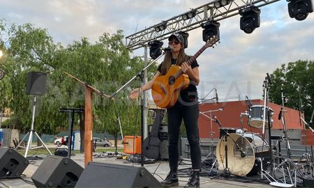 Luisina Lula Bertoldi, líder de la banda Eruca Sativa, dijo presente en el evento cultural Seremos Primavera, que se desarrolló en el MEP de Santa Rosa de Lima. Luisina Lula Bertoldi, líder de la banda Eruca Sativa, dijo presente en el evento cultural Seremos Primavera, que se desarrolló en el MEP de Santa Rosa de Lima.