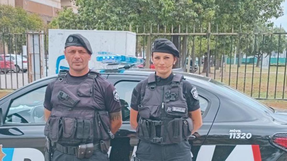 Dos policías patrullaban por la zona norte de la ciudad y debieron trasladar de urgencia a una madre y su bebé al Hospital de Niños.