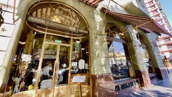 Cuánto cuesta un café con leche y una porción de torta en Las Violetas en junio 2025