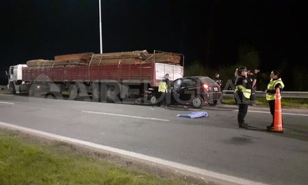 El tren delantero del coche se metió en la parte trasera del camión. El tren delantero del coche se metió en la parte trasera del camión.