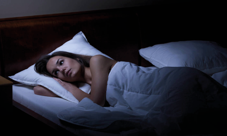El estrés, los factores ambientales y los cambios en el ciclo del sueño pueden interrumpir el descanso en plena madrugada. El estrés, los factores ambientales y los cambios en el ciclo del sueño pueden interrumpir el descanso en plena madrugada.