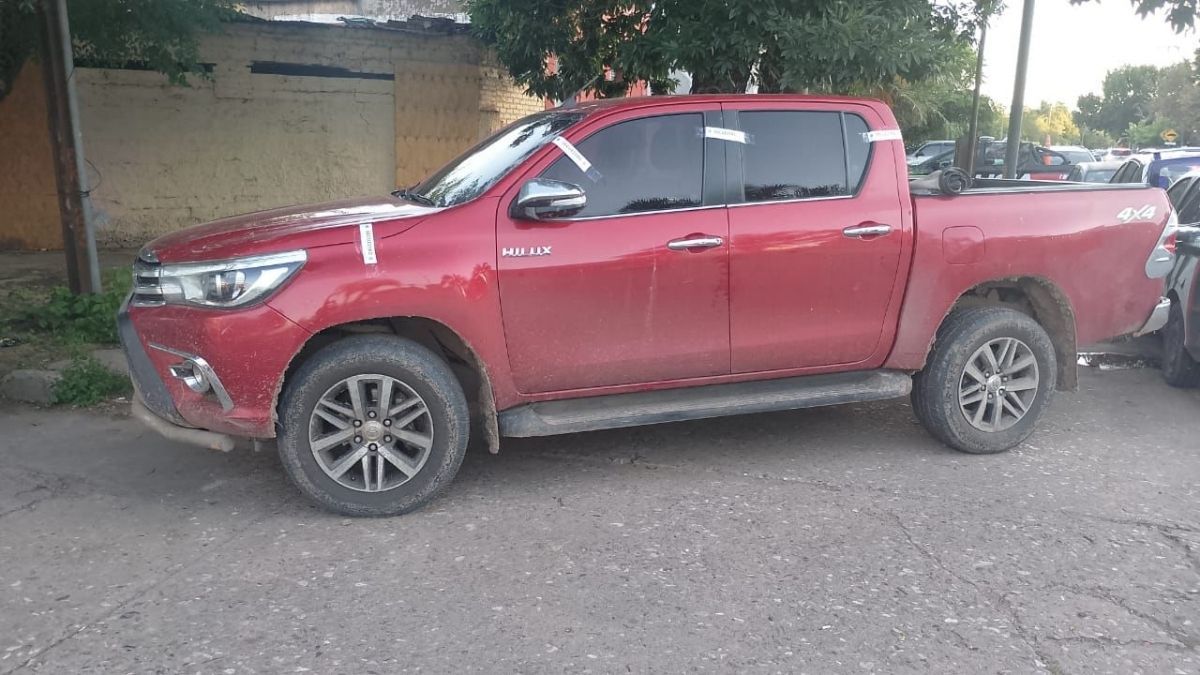 La camioneta secuestrada en la que se trasladan los tres hombres