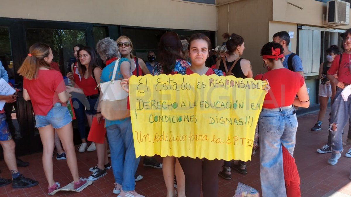 Este jueves los estudiantes de la Escuela Provincial de Teatro se movilizaron frente al Ministerio de Educación.