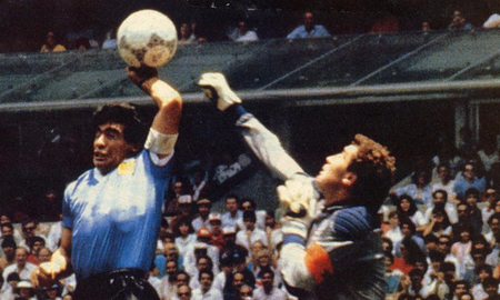 Una publicidad inglesa homenajea a Diego Maradona y se hizo viral Una publicidad inglesa homenajea a Diego Maradona y se hizo viral