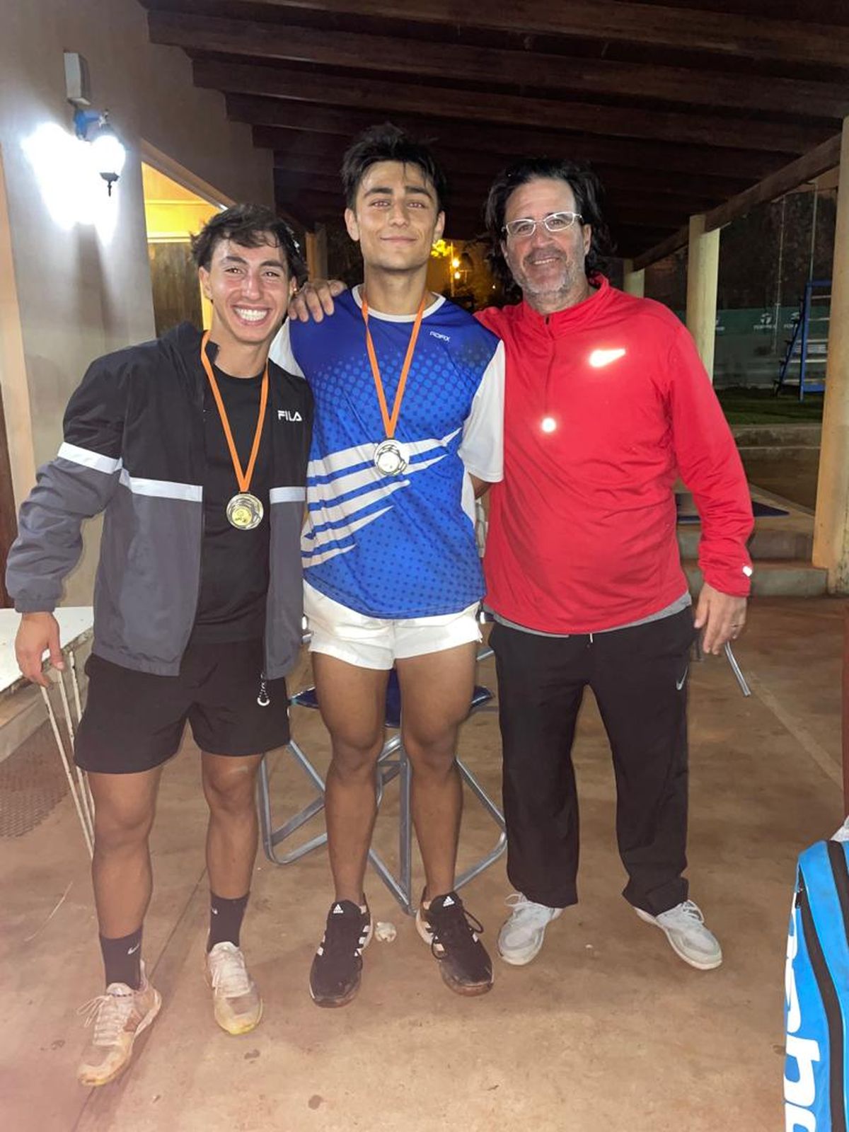 Thiago Alomar (a la izquierda) junto a Pablo Rubén, uno de sus compañeros, y Enzo Artoni, el director de la academia en la que entrenaba.