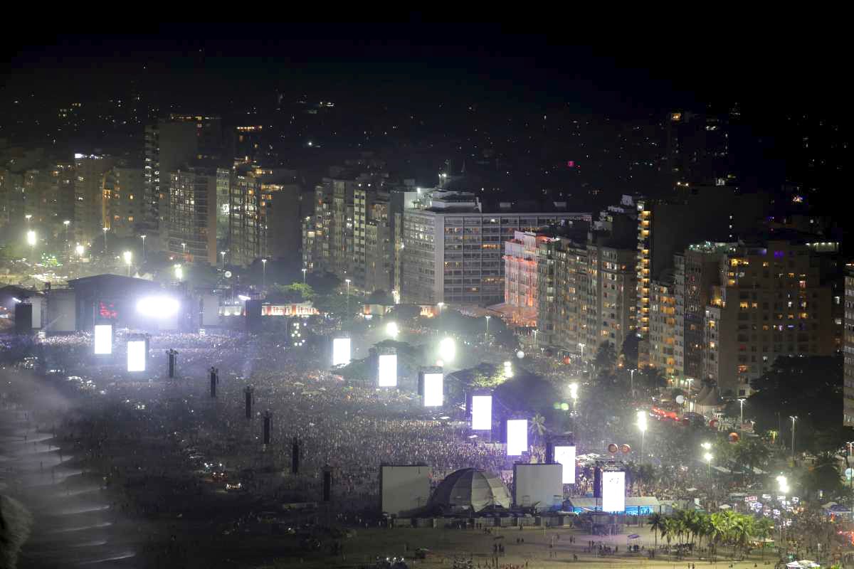 Un millón y medio de personas vieron a Madonna en la playa de Copacabana durante el concierto gratuito que sirvió como excusa para festejar las cuatro décadas de carrera de la estrella pop norteamericana. Un millón y medio de personas vieron a Madonna en la playa de Copacabana durante el concierto gratuito que sirvió como excusa para festejar las cuatro décadas de carrera de la estrella pop norteamericana.