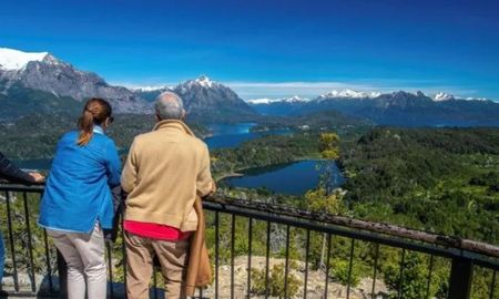 El parador del cerro funciona como un centro logístico clave para los caminantes, ofreciendo desde infusiones calientes hasta opciones rápidas de alimentación regional. El parador del cerro funciona como un centro logístico clave para los caminantes, ofreciendo desde infusiones calientes hasta opciones rápidas de alimentación regional.