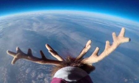 Convirtió un globo en un reno y lo envió al cielo junto con una cámara para mostrarselo a su hijo