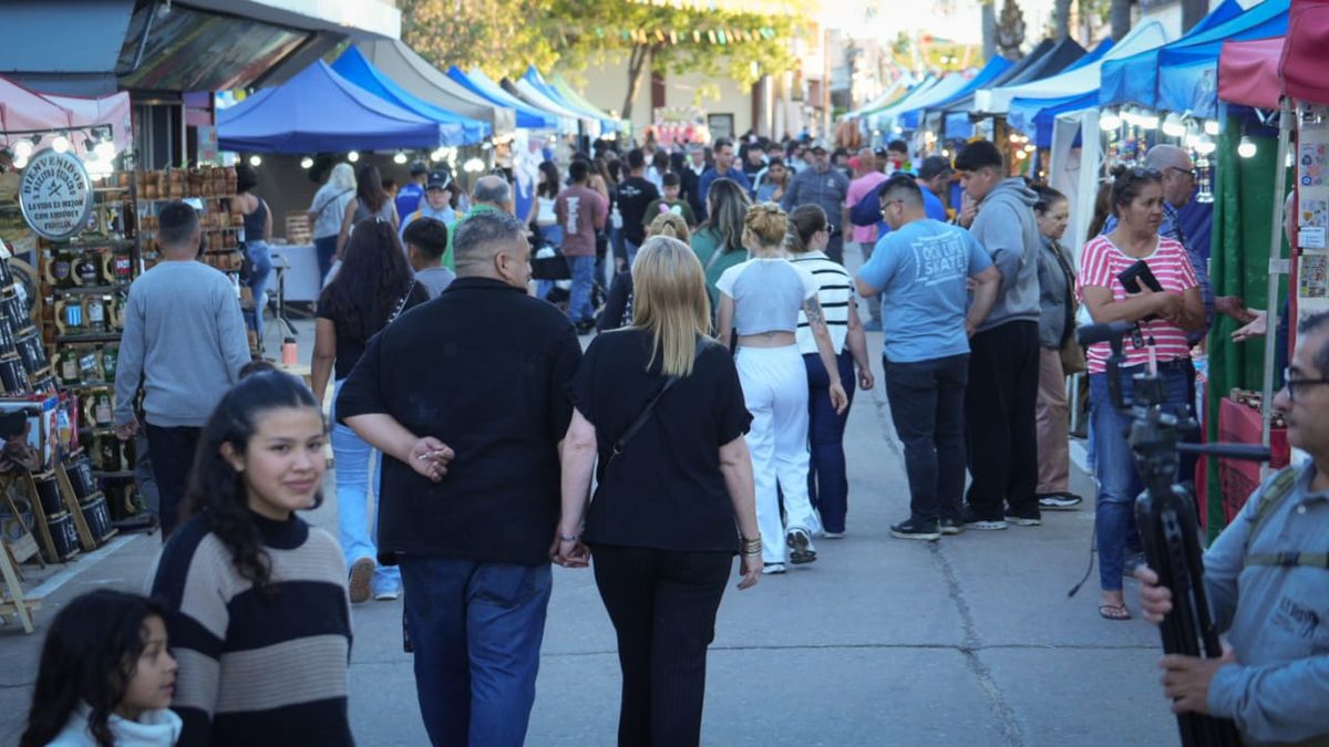 Vecinos y turistas recorren el paseo de emprendedores en una jornada con clima ideal en Coronda.