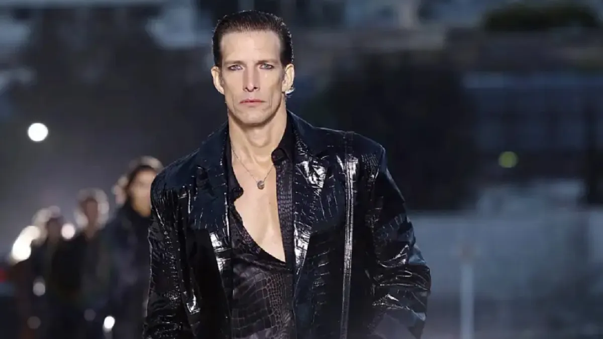Como en los viejos tiempos: Iván de Pineda retornó a la pasarela de Versace