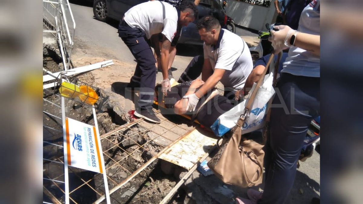 Un auto estacionado le había impedido visualizar las vallas y terminó dentro del pozo con su motocicleta.