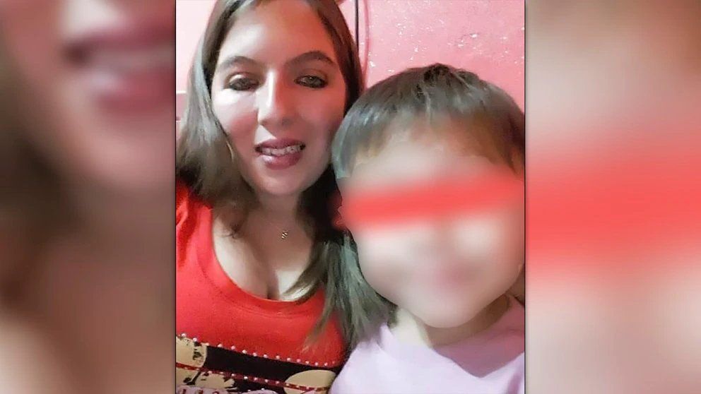 Gloria Cristina Domínguez Zimmerman, de 29 años, junto a su hijo.