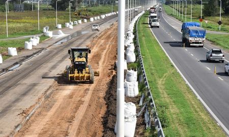 tercer carril de la autopista: trabajan en mantener el transito fluido durante la obra tercer carril de la autopista: trabajan en mantener el transito fluido durante la obra