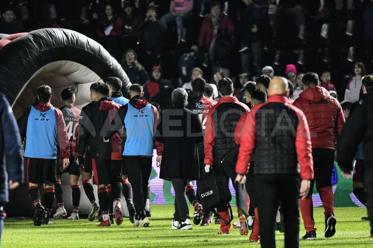 Así se retiró el equipo de Colón tras la derrota ante Tigre. Así se retiró el equipo de Colón tras la derrota ante Tigre.