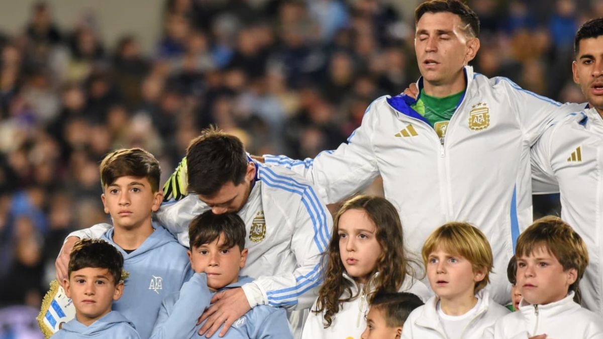 Messi cantó el himno junto a sus hijos.
