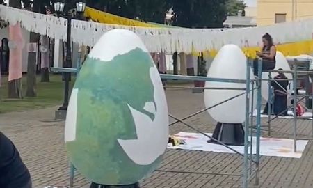 Diez huevos de dos metros de altura fueron intervenidos por artistas locales y el público en el Paseo del Pino. Diez huevos de dos metros de altura fueron intervenidos por artistas locales y el público en el Paseo del Pino.