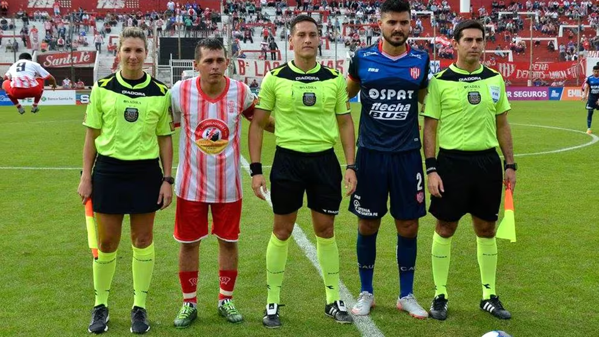 Gisela Trucco en la cancha de Unión junto a Adrián Franklin y Gustavo Rossi. Gisela Trucco en la cancha de Unión junto a Adrián Franklin y Gustavo Rossi.