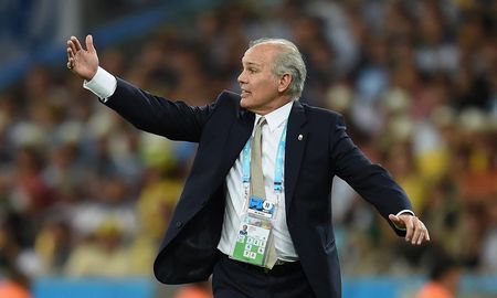 Alejandro Sabella está internado en una clínica porteña y su estado de salud es delicado. Alejandro Sabella está internado en una clínica porteña y su estado de salud es delicado.