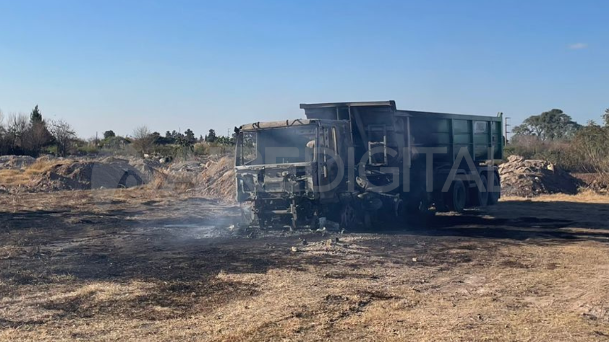 Así quedó el camión que se prendió fuego en la cava.