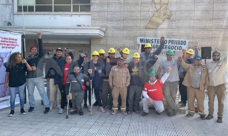El acampe piquetero es frente a la sede del Ministerio de la Producción de Santa Fe. El acampe piquetero es frente a la sede del Ministerio de la Producción de Santa Fe.