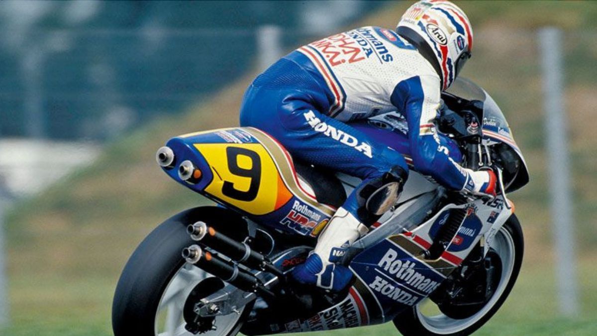 En 1990, Doohan logró la primera de sus 54 victorias en la categoría reina: fue el 2 de septiembre, en el GP de Hungría, en Hungaroring (tras largar desde la pole y marcar el récord de vuelta), y finalizó tercero en el certamen, detrás de los estadounidenses Wayne Rainey (Yamaha) y Kevin Schwantz (Suzuki). En 1990, Doohan logró la primera de sus 54 victorias en la categoría reina: fue el 2 de septiembre, en el GP de Hungría, en Hungaroring (tras largar desde la pole y marcar el récord de vuelta), y finalizó tercero en el certamen, detrás de los estadounidenses Wayne Rainey (Yamaha) y Kevin Schwantz (Suzuki).