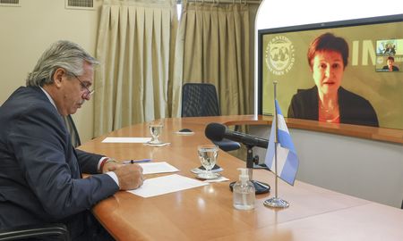 El Presidente dialogó con la máxima ejecutiva del FMI, Kristalina Georgieva, sobre la aprobación del acuerdo. El Presidente dialogó con la máxima ejecutiva del FMI, Kristalina Georgieva, sobre la aprobación del acuerdo.