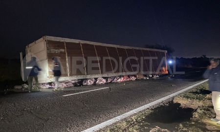 El conductor del camión le dijo a AIRE que volcó al esquivar dos motos que venían sin luces. El conductor del camión le dijo a AIRE que volcó al esquivar dos motos que venían sin luces.
