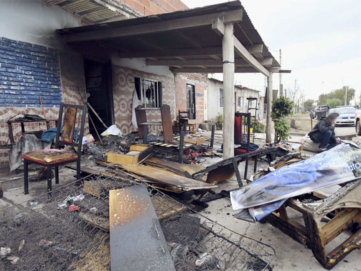 La casa de la familia Schneider fue incendiada tras el crimen de Chabela Cantero.