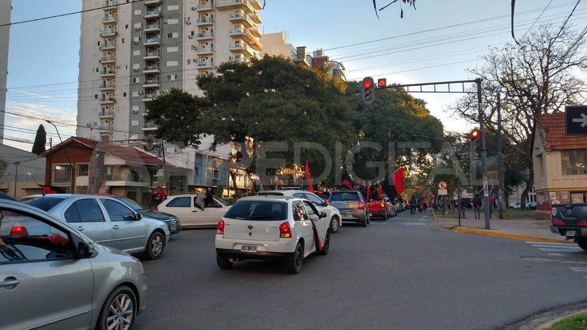 La caravana de autos invadió el fin de semana en la ciudad.