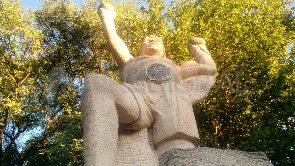 Monumento a Monzón ubicado en la Costanera.