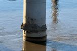 La obra del nuevo puente Santa Fe - Santo Tomé quedó bajo revisión luego de que se detectara una falla en una de las columnas construidas sobre el río Salado. La obra del nuevo puente Santa Fe - Santo Tomé quedó bajo revisión luego de que se detectara una falla en una de las columnas construidas sobre el río Salado.