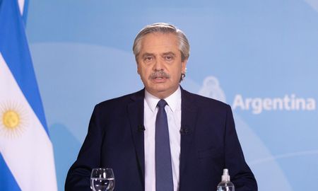 El presidente aclaró que las medidas continúan en todo el país y que las zonas con alto riesgo epidemiológico deberán tomar medidas más estrictas. El presidente aclaró que las medidas continúan en todo el país y que las zonas con alto riesgo epidemiológico deberán tomar medidas más estrictas.
