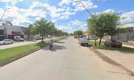 El robo ocurrió en Facundo Zuviría y French, en el norte de la ciudad de Santa Fe. El oficial fue rodeado por ocho motos y realizó disparos disuasivos para escapar. El robo ocurrió en Facundo Zuviría y French, en el norte de la ciudad de Santa Fe. El oficial fue rodeado por ocho motos y realizó disparos disuasivos para escapar.